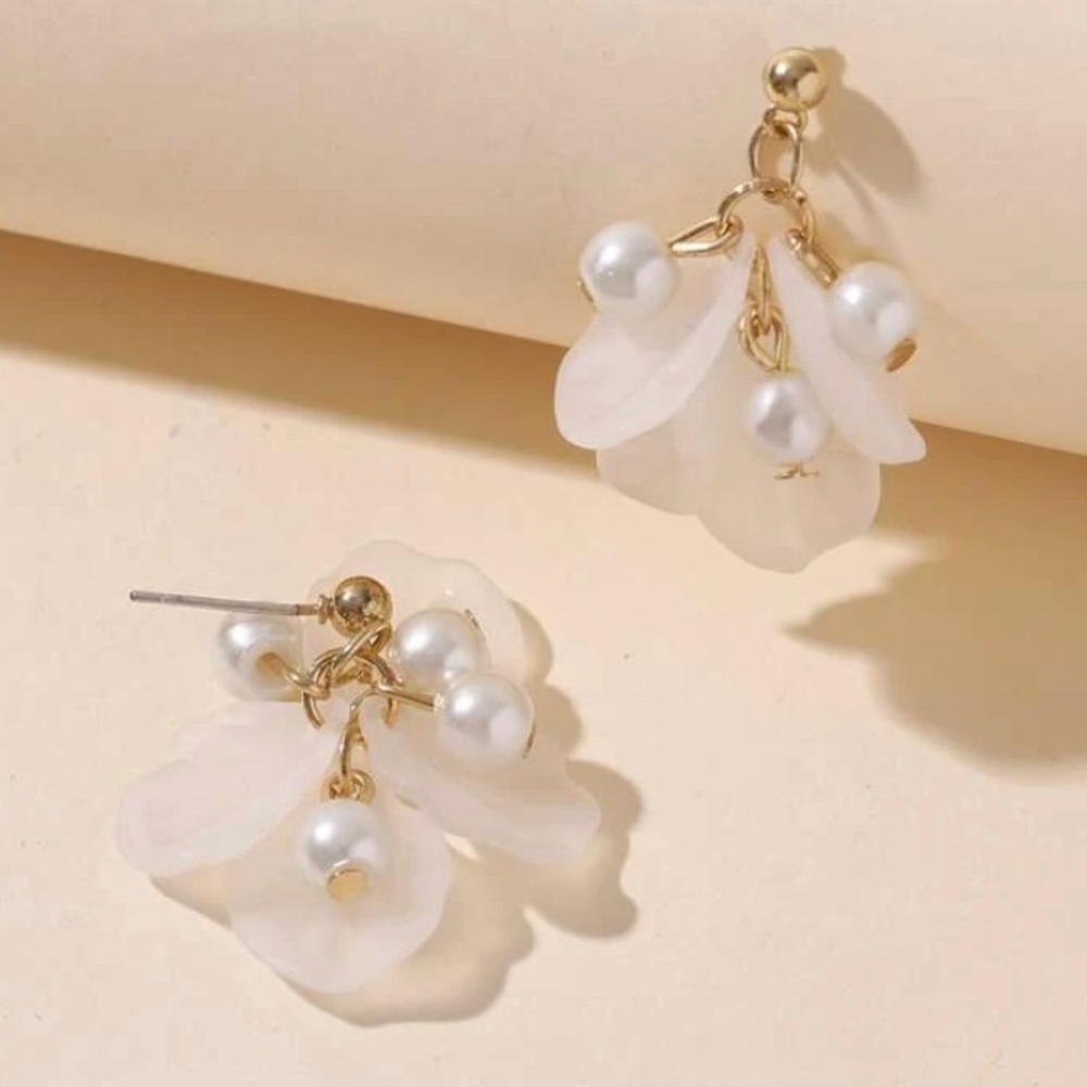 Last! White floral drop acrylic earrings w/ Pearl detail